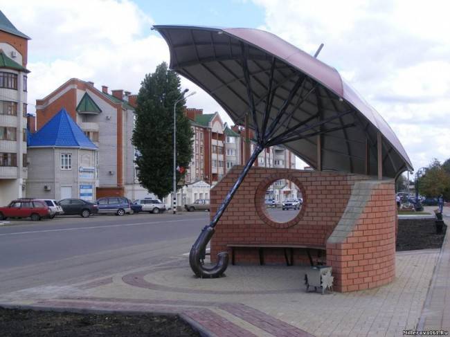 Dekoratív, esernyős-buszmegálló, Angliában.