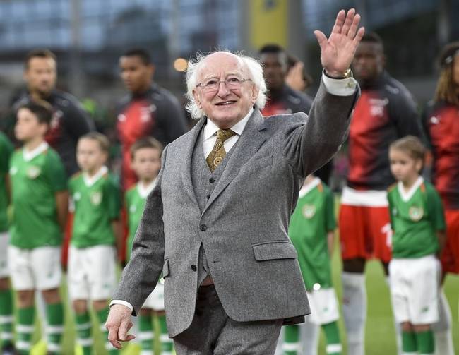 „Michael Higgins, Írország miniszterelnöke úgy néz ki, mintha Danny DeVito próbálná meg Bernie Sanders-t játszani."