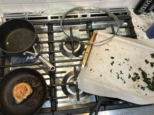 „A serpenyőm fedele felrobbant, miközben vacsorát próbáltam készíteni."
