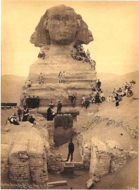 Turisták a Szfinx ásatása körül, 1850-ben.