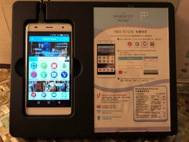 „A hongkongi szállodámban van egy helyi SIM-kártyás (ingyenes) telefon, amit magunkkal vihetünk a városba, és még Wi-Fi hozzáférési pontként is üzemel."