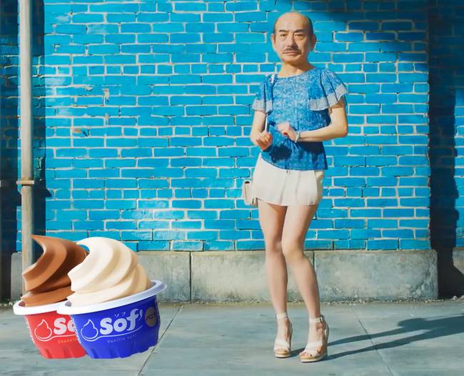 Még mindig nem értjük, hogy a jégkrémgyártó miért döntött úgy, hogy egy idős férfi fejű nővel reklámozza a termékét. De biztos komoly marketing-indokok állnak mögötte.