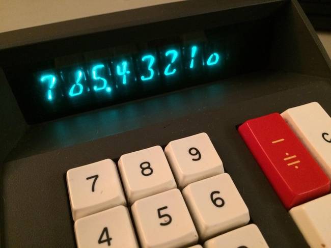 Ez a számológép olyan régi, hogy már teljesen elmosódtak a digitális karakterek körvonalai.