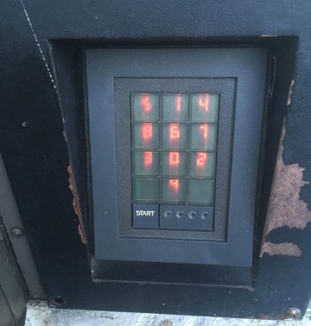 Egy elektronikus zár, ami folyamatosan összekeveri a számokat, így nem lehet az ujjlenyomatok alapján meghatározni a zárkombinációt.