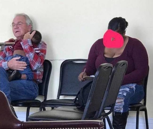 A férfi felajánlotta, hogy megfogja a nő gyermekét, amíg a nő kitölti a szükséges dokumentumokat.