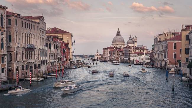 A velencei Canal Grande-ból szinte teljesen eltűntek a hajók.