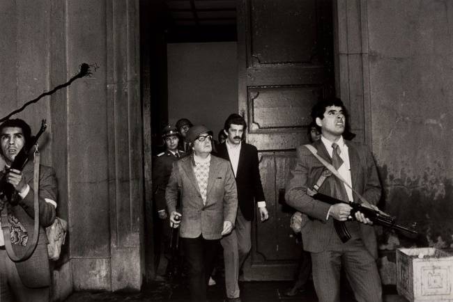 A chilei elnök, Salvador Allende ellen intézett puccs egyik megrázó pillanata, amit Augusto Pinochet vezetett, 1973. szeptember 11-én.
