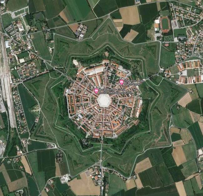 Palmanova - a város, ami 9 szögű csillag alakban épült.