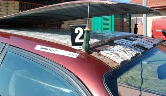 18 rendőrségi fotó, a cigarettacsempészek merészebbnél-merészebb módszereiről