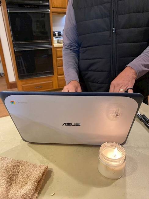 „Apám szerint a Google-nek van valami új baromsága, ami miatt a képernyő bal sarkában foltok vannak."