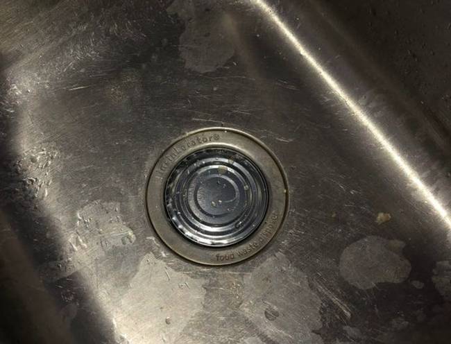 „Beleejtettem egy doboz tonhalat a mosogatóba, és nem tudom kiszedni."