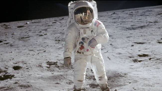 Furcsa tükörkép egy Apollo 17 űrhajós űrruhájának üvegében