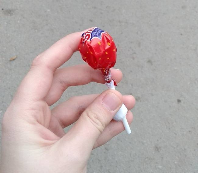 „22 éves vagyok, de anyám még mindig hoz nekem egy nyalókát, amikor vásárolni megy."
