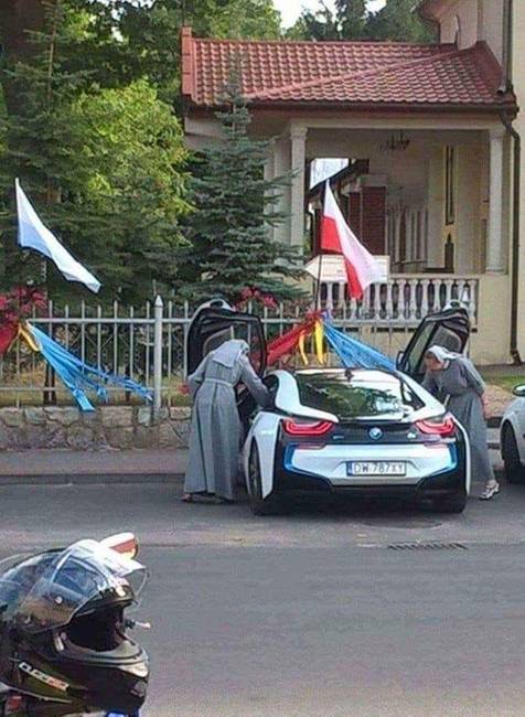 Eközben Lengyelországban.