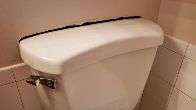 „Bemutatom nektek a WC-t lyukkal a falban."