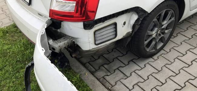 Tudod, miért van csapóajtós nyílás a kocsik lökhárítója alatt?