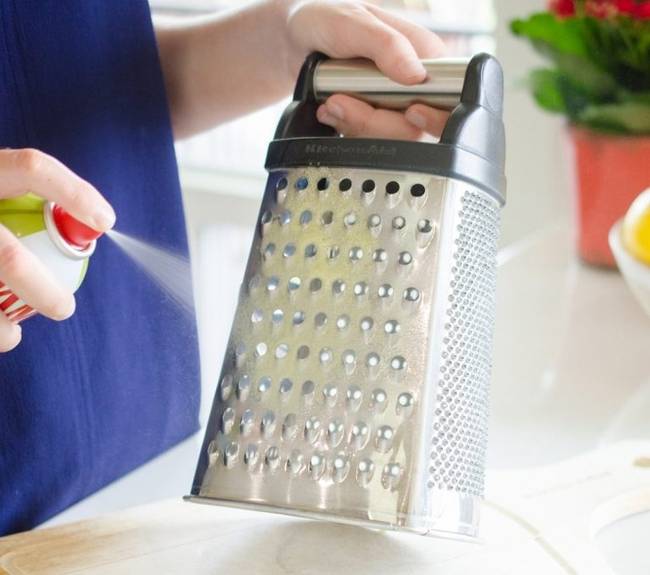 A sajtok könnyebb reszelhetősége érdekében fújjunk egy kevés olajat a reszelőre. Ha még jobb hatást szeretnénk elérni, akkor tegyük pár percre a fagyasztóba a sajtot, mielőtt nekiállnánk a munkának. A sajt ettől megkeményedik és könnyebben reszelhetővé válik.