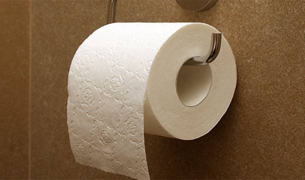 A használt WC papír minőségétől függően. az ürülék akár 10 réteg papíron is képes „átütni”.