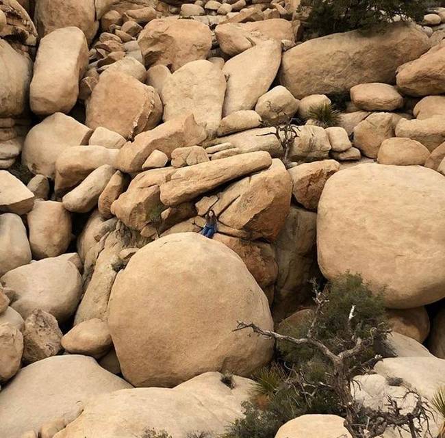 „Óriás sziklák a kaliforniai Joshua Tree Nemzeti Parkban."