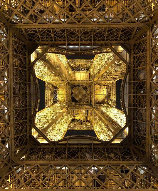 Eiffel-torony, alulról.