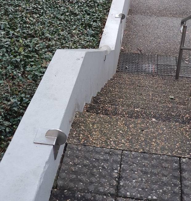 „Miért vannak ezek a fém elemek a betonon? Nagyon fáj, amikor véletlenül belerúg az ember."
