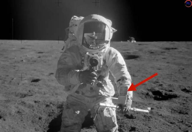 Furcsa tükörkép egy Apollo 17 űrhajós űrruhájának üvegében