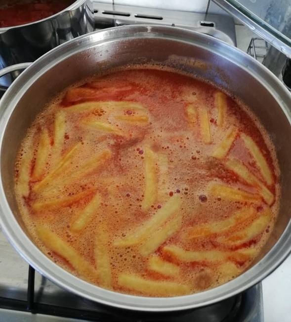 „Anyám főz. Ma sincs szerencsénk. Igen, ez sült krumpli."