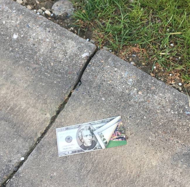 „Egy kertész-cég bankjegyeknek álcázott reklámokat szór szét a környékünkön."