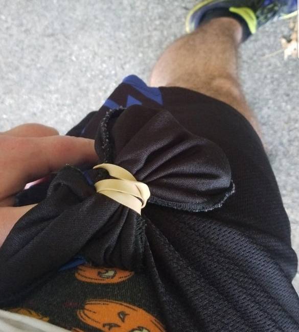 Annak érdekében, hogy futás közben a telefonod vagy a kulcsod ne essen ki a zsebedből, tekerd körbe egy postázó gumival a zsebedet a nadrágon belül.