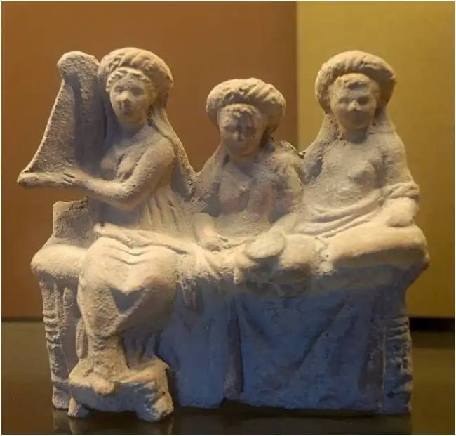 Hetérák lakomán, padon ülve. Terracotta figurák Mürinából, i. e. 25. Louvre.