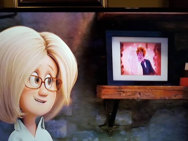 A Hotel Transylvania 2-ben a falon lógó képen Mavis és Jonathan esküvői fotója látható, de mivel Mavis vámpír, ezért nem látható a képen.