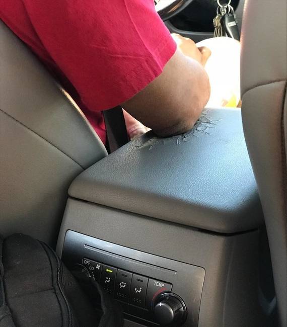 Egy taxisofőr és a könyöklője.