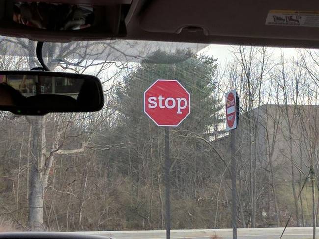 Kisbetűkkel készített STOP-tábla. javítva
