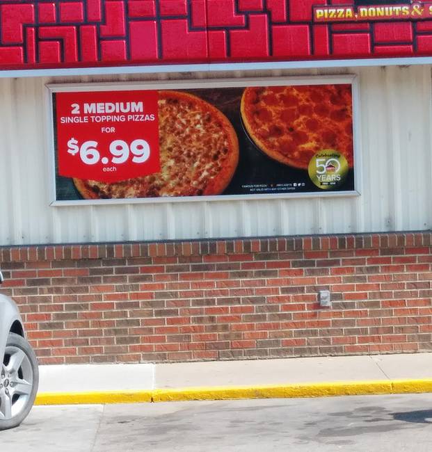 Két közepes pizza 7 dollárért? Nem is lenne rossz, ha nem lenne alatta kis betűvel, hogy "~per darab".
