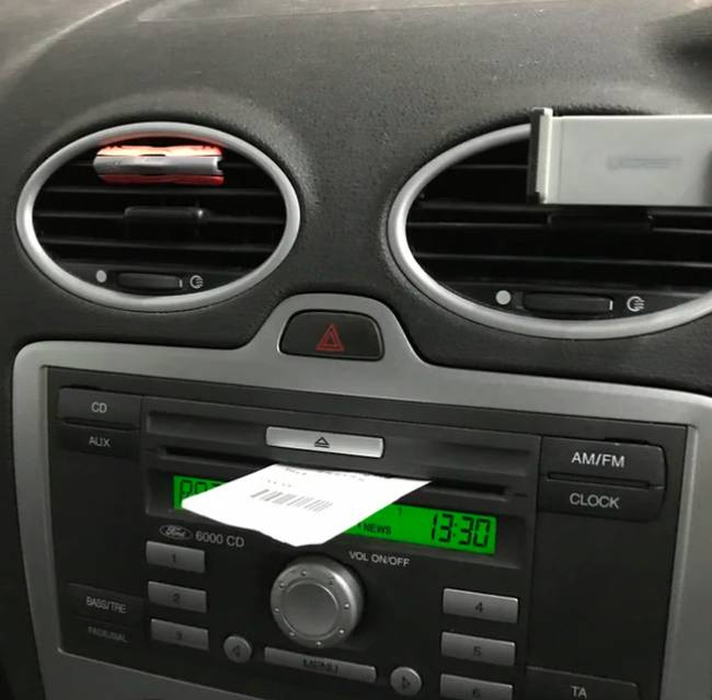 A CD-nyílásba dugott parkolójegy praktikus lehet, ha nem akarjuk elveszíteni a jegyet a távozásig.
