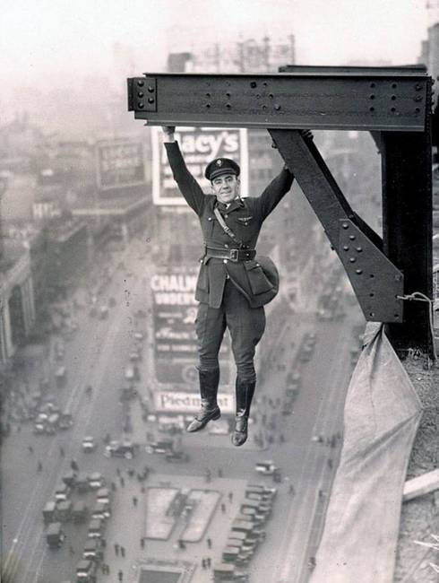 Egy new yorki rendőr mutatványa a Times Square-en, 1920-ban.