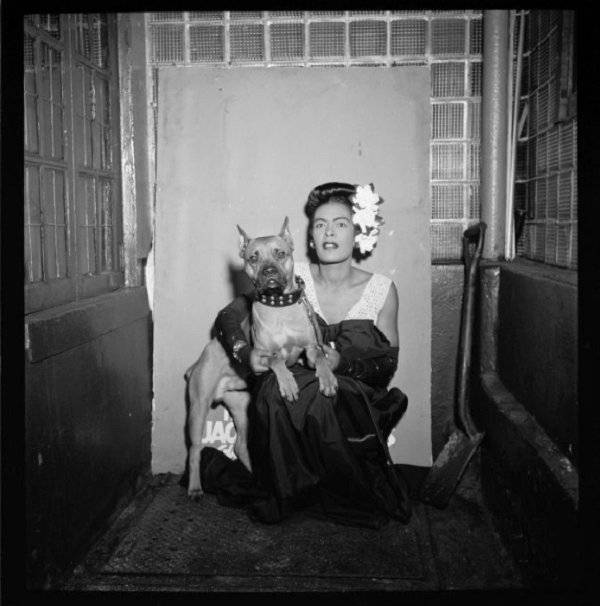 Billie Holiday és kutyája New York-ban, 1947-ben.