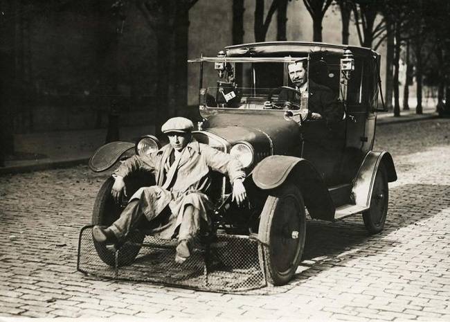 Autók elejére rögzített biztonsági háló, mellyel a gyalogos gázolásokat próbálták visszaszorítani az 1920-as években.