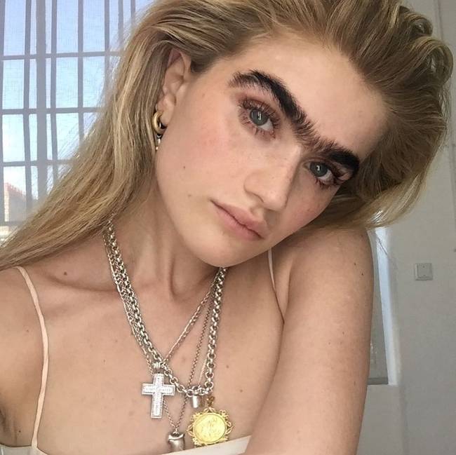 A modell, Sophia Hadjipanteli a hihetetlenül vastag és sűrű szemöldökével lett világhírű.