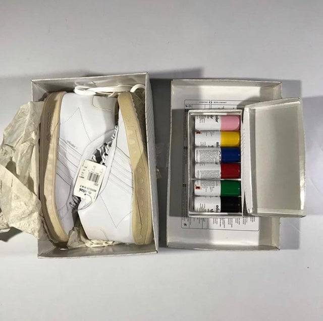 Az 1983-as Adidas Adicolors cipőket festékkel együtt dobták piacra, hogy mindenki olyan színűre fesse őket, amilyenre akarja.