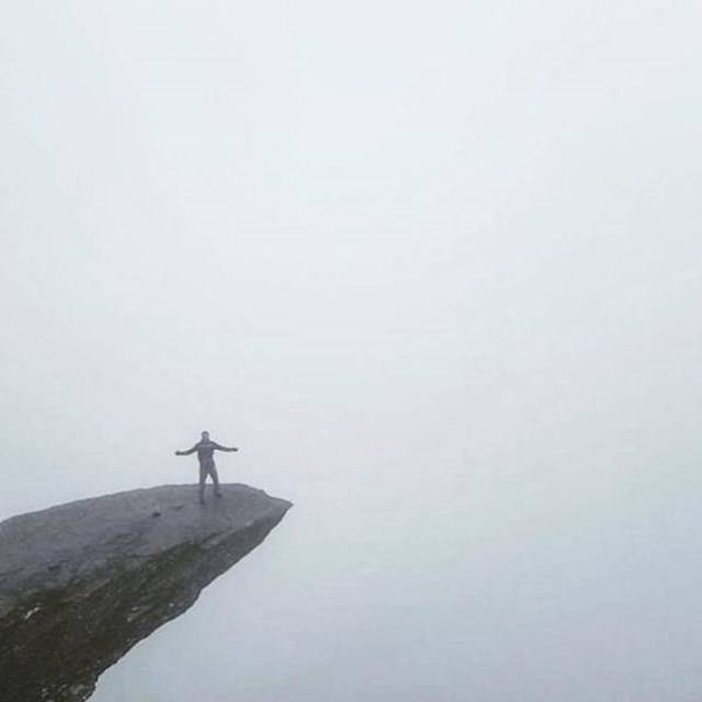 „3,5 órát túráztunk Norvégiában, hogy képet készíthessünk a Trolltunga hegyen, a lenyűgöző kilátással a háttérben."