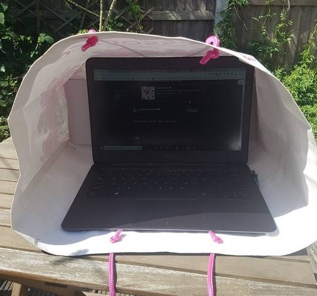 „Így oldja meg édesapám, hogy a kertbe is tudjon dolgozni a laptopján."