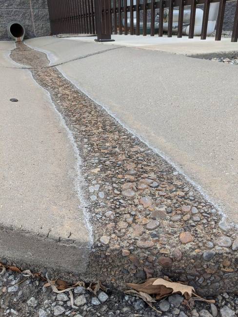 A csatornából folyó víz teljesen elkoptatta a beton felső rétegét.