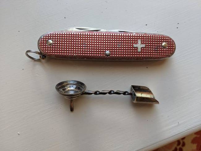 „Takarítás közben találtam egy eredeti svájci bicskát."