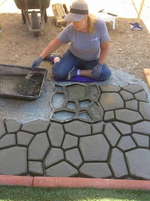 Az öntőformák segítségével gyönyörű, különleges beton járdák készíthetők.