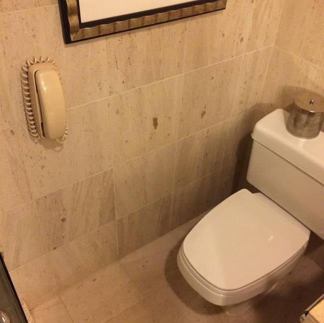 „Van egy telefon a fürdőszobámban."