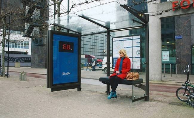 Beépített mérleggel felszerelt buszmegálló, Amszterdamban.
