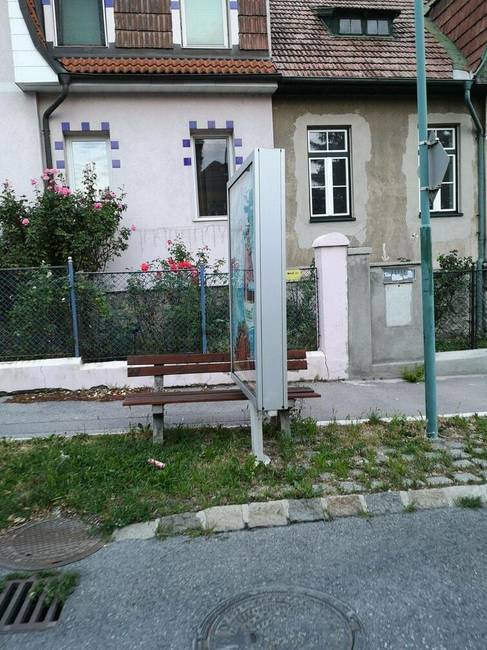 Ez a hirdetőtábla elhelyezés praktikus lehet vakrandik esetére: csak ülsz, és beszélgetsz a másikkal, anélkül, hogy látnád őt.