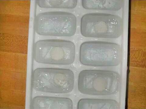Jégkockába fagyasztott Mentos, ami már csak arra vár, hogy valaki a kólájába dobja, és olvadásnak induljon.