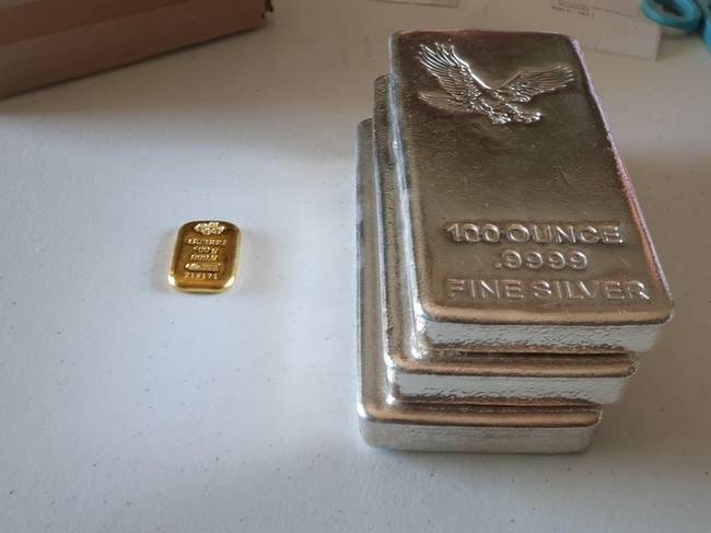 5000 dollár értékű arany, és ugyanennyi értékű ezüst.